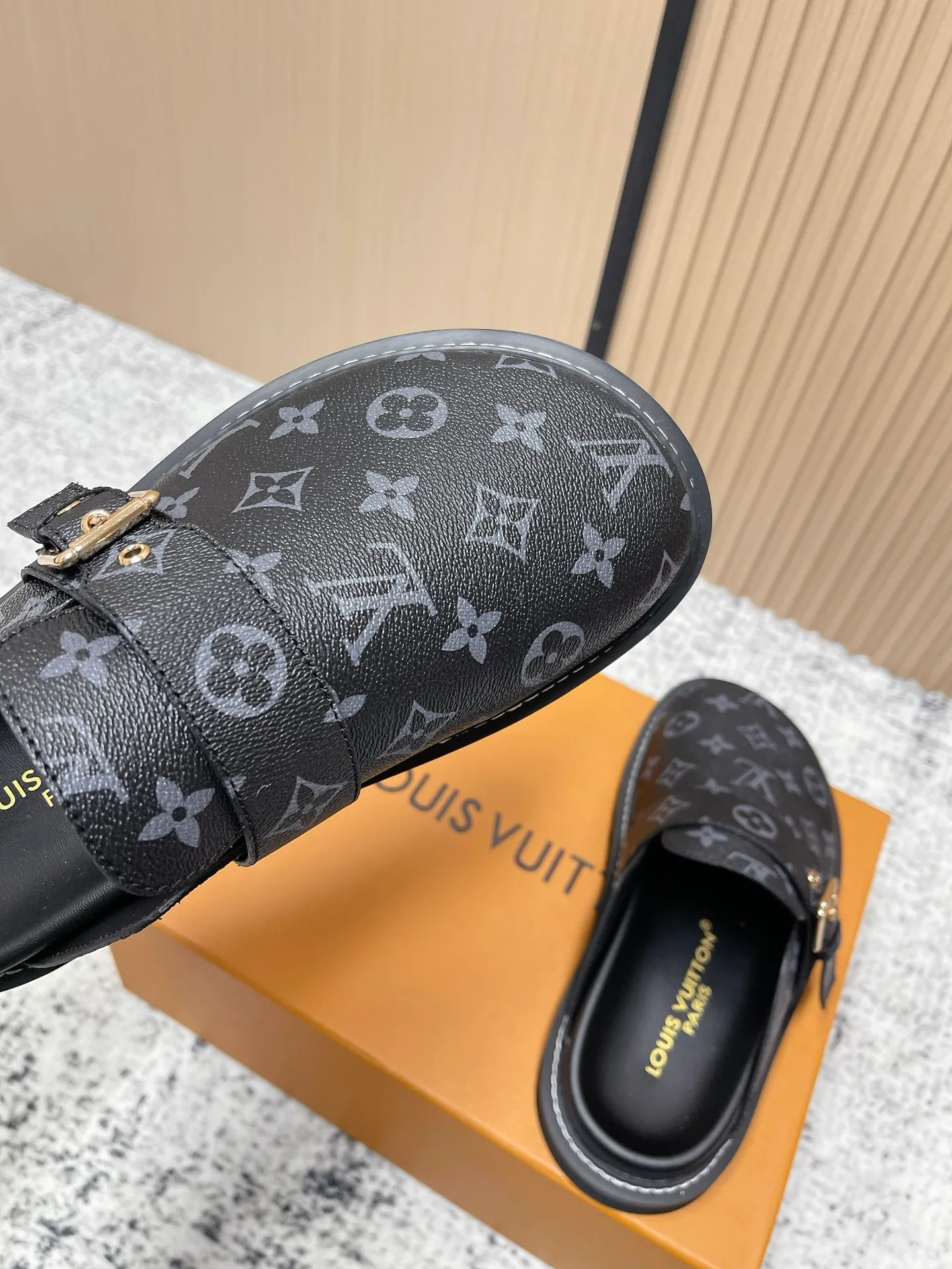 [L Family] P: 460💰 Size: 35-46 (female 40.41, male 45 46 custom-made) Top version Louis vuitton Lv new couple Birkenstock slippers. Cute and cute, not too good on the feet. Simple and high-end slingback design. Ready to wear and go. Good news for lazy people. Imported cowhide leather upper/imported old calico. Original hardware buckle, original molded high-density foam outsole.
